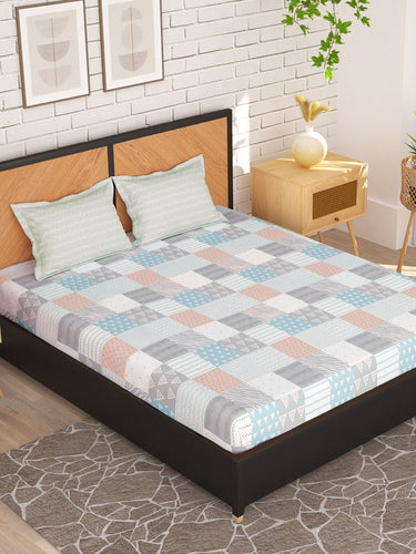 https://cdn.shopify.com/s/files/1/1857/6931/products/8f2aaf2b-a71f-42ca-b9c5-684ea82fb81c1693981323257-Storyhome-Arena-Peach--White-Geometric-Microfiber-180TC-Quee-1.jpg?v=1703220652